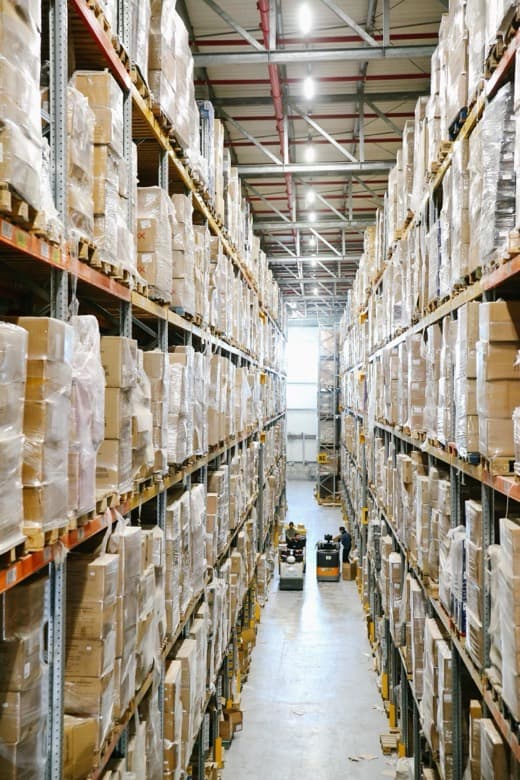 Allée d’un entrepôt e-commerce